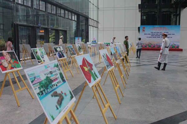 Triển lãm ảnh được tổ chức trong 2 ngày 10-11/10 tại sảnh lớn Bộ Công an 47 Phạm Văn Đồng, Hà Nội